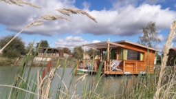 Accommodation - Floating Cabin Lodge 15M² (1 Bedroom 2Adults/1 Children) + Terrace 10M² - Lodges de Blois-Chambord