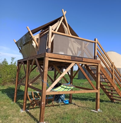 Tent on stilts