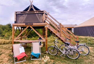 Tent on stilts