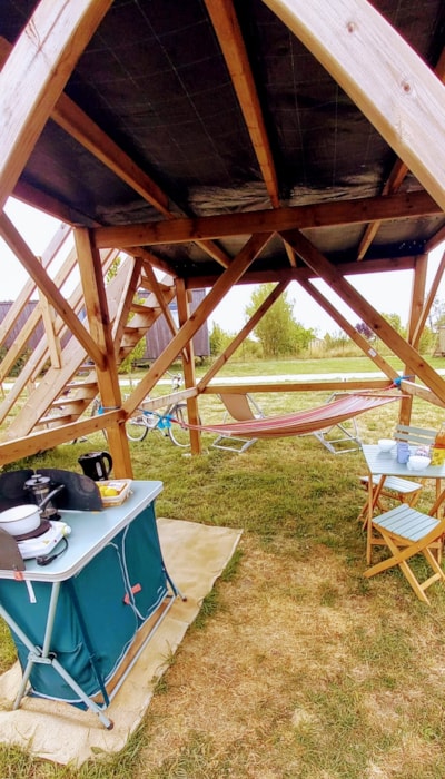 Tent on stilts