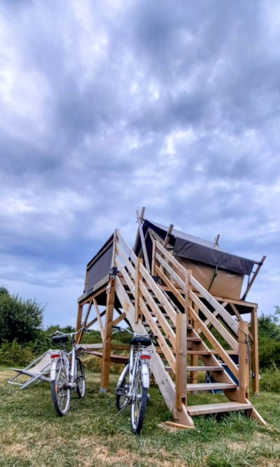 Tent on stilts