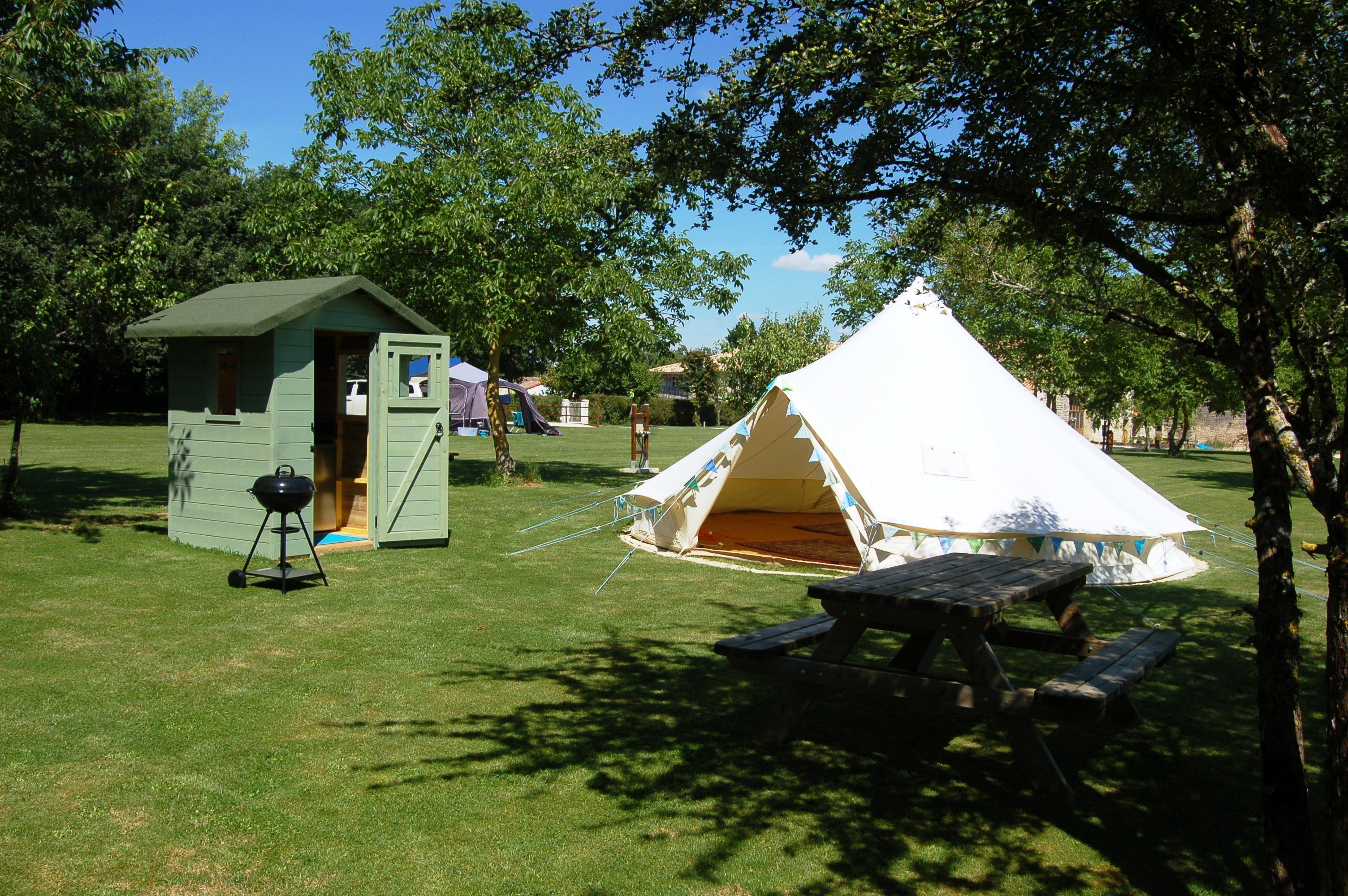 Location - Tentes Avec Cabine Cuisine/ Électricité - Camping La Forêt de Tessé