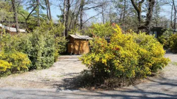 Stellplatz - Stellplatz Luxe (Wohnwagen - Van - Großzelt - Wohnmobil) - Camping Les Cent Chênes