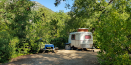 Kampeerplaats(en) - Kampeerplaats Caravan Of Kleine Bestelwagen - Camping Les Cent Chênes