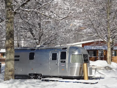Pitch - Caravan Pitch With Electricity - image n°2 - Les chalets Huttopia de Bourg-St-Maurice