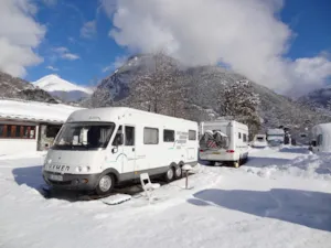 Emplacement - Motor-home pitch with electricity - Les chalets Huttopia de Bourg-St-Maurice