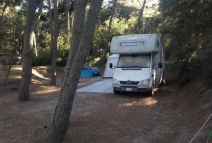 Piazzola : Auto + Tenda/Roulotte O Camper + Elettricità 6A