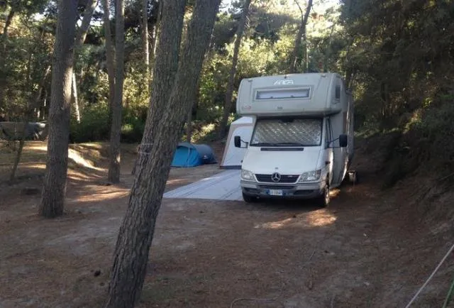 Standplaats : auto + tent / caravan of kampeerauto + elektriciteit 6A