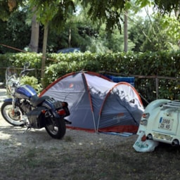 Kampeerplaats(en) - Standplaats : Tent + Elektriciteit 6A - Happy Village & Camping