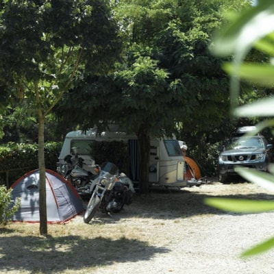 Pitch : tent + electricity 6A — 6