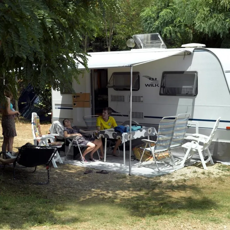 Emplacement : Caravane Ou Remorque Tente + Électricité 6A