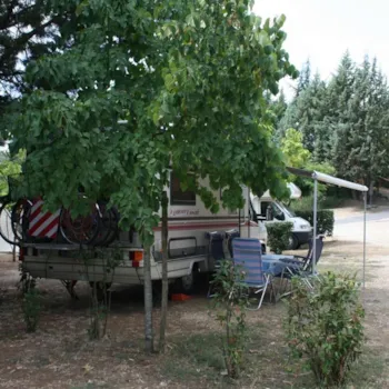 Emplacement - Emplacement : Camping-Car + Électricité 6A - Happy Village & Camping