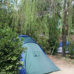 Kampeerplaats(en) - Standplaats (Kleine Tent) + Elektriciteit 6A - Happy Village & Camping