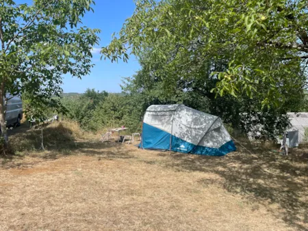 Pitch - Emplacement Semi-Ombragé - Camping La Roussie