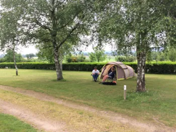 Pitch - Emplacement Grand Confort - Camping Dun-le-Palestel