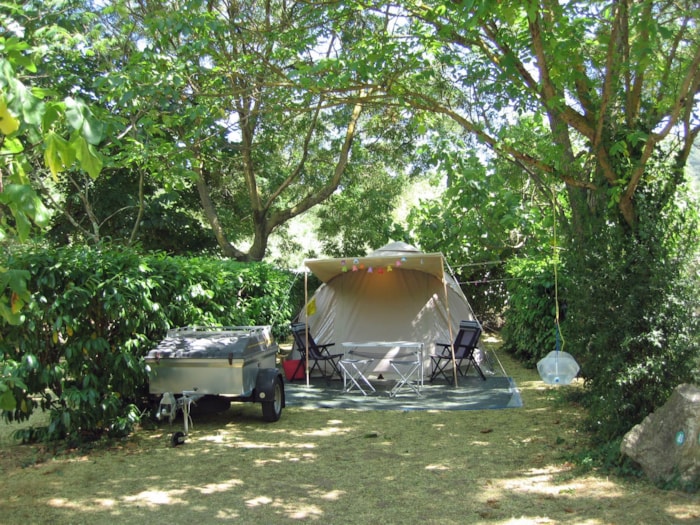 Forfait Confort Bord De Rivière (1 Tente, Caravane Ou Camping-Car / 1 Voiture / Électricité 10A)