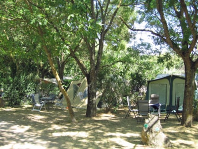 Comfort Package riverside (1 tent, caravan or motorhome / 1 car / electricity 10A)