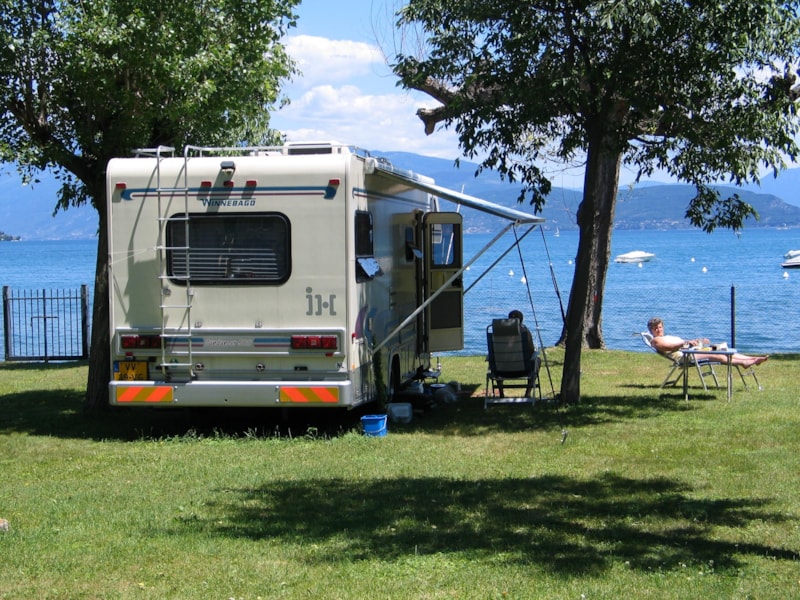 Emplacement: voiture + tente/caravane ou camping-car + électricité 6A