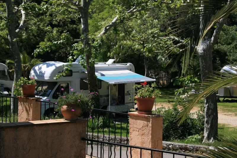 Emplacement Nature (Sans Électricité) - 7M Max Cordages/Timon Incl.