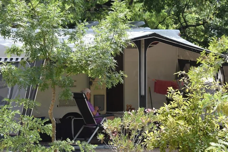 Emplacement Confort (Avec Électricité 6 Amp Inclu) - 7M Max Cordages/Timon Incl.