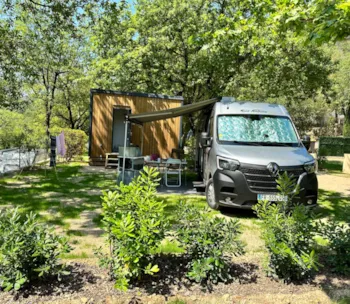 Stellplatz - Stellplatz Premium Private Sanitäranlagen (Strom 6 Amp. Inkl.) 7 M Max. Seile/Deichsel Inklusive - Sites et Paysages Les Pinèdes