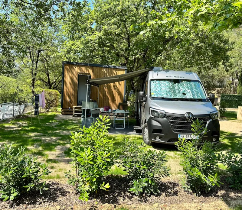 Emplacement Premium Sanitaire Privé (Électricité 6 Amp Inclus) 7M Max Cordages/Timon Incl.