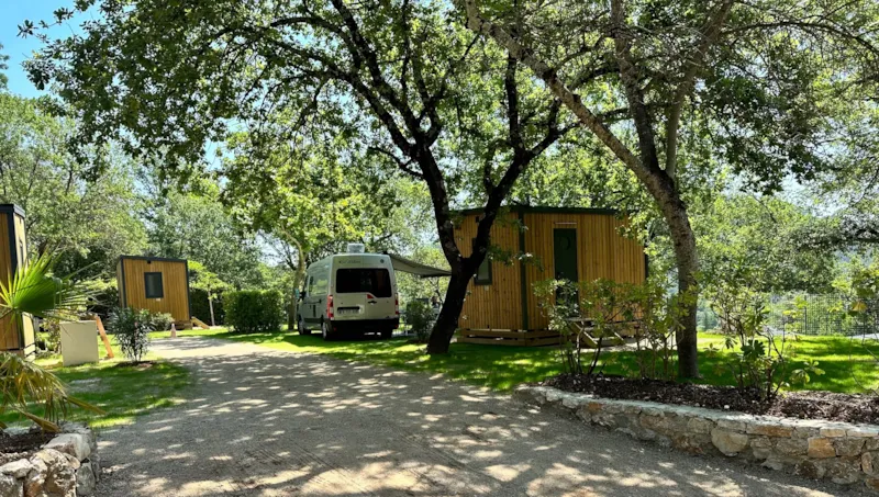 Emplacement Premium Sanitaire Privé (Électricité 6 Amp Inclus) 7M Max Cordages/Timon Incl.