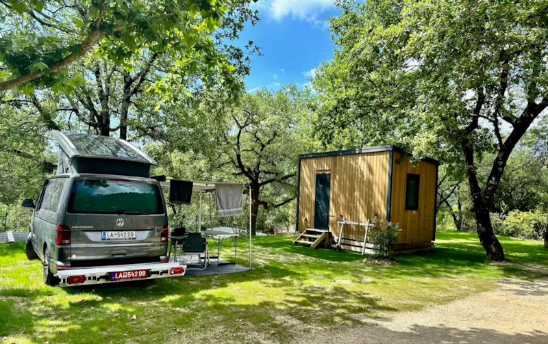 Emplacement Premium Sanitaire Privé (Électricité 6 Amp Inclus) 7M Max Cordages/Timon Incl.