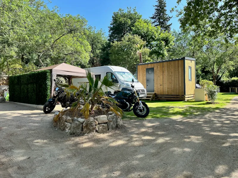 Emplacement Premium Sanitaire Privé (Électricité 6 Amp Inclus) 7M Max Cordages/Timon Incl.