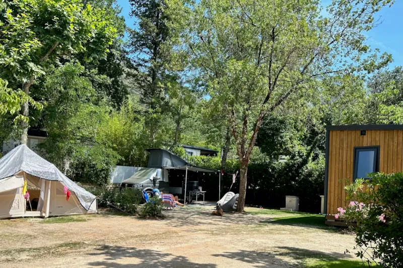 Emplacement Premium Sanitaire Privé (Électricité 6 Amp Inclus) 7M Max Cordages/Timon Incl.