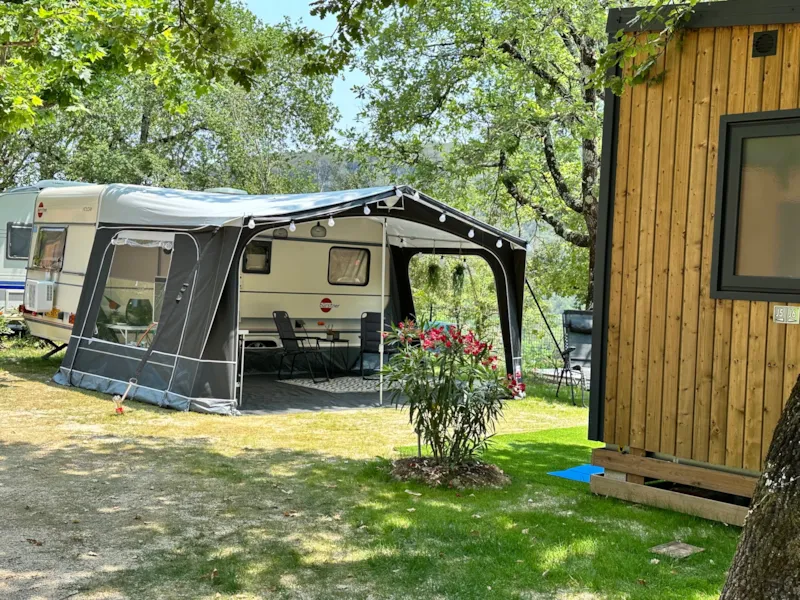 Emplacement Premium Sanitaire Privé (Électricité 6 Amp Inclus) 7M Max Cordages/Timon Incl.