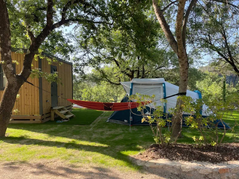 Emplacement Premium Sanitaire Privé (Électricité 6 Amp Inclus) 7M Max Cordages/Timon Incl.