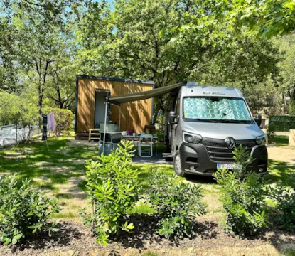 Emplacement (S) Premium Sanitaire Privé (Électricité 6 Amp Inclu) 7M Max Cordages/Timon Inclu 2 Pers