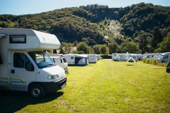Stellplatz - Stellplatz Classic: Wohnwagen / Wohnmobil / Zelt Gross Mit Auto, Inkl. Strom 6A - Paradies-Camp
