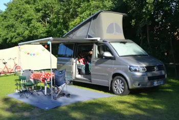 Stellplatz - Classique Stellplatz Wohnmobil  > (Abwasser/Strom) - Camping L'Orangerie de Beauregard