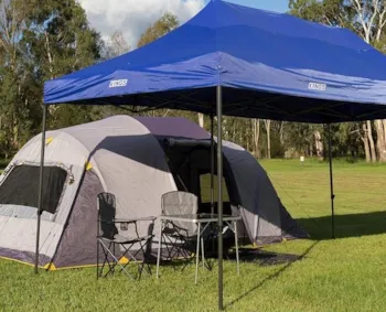 Stellplatz - Double Premium Pergola > (Wasseranschluss / Strom) - Camping L'Orangerie de Beauregard