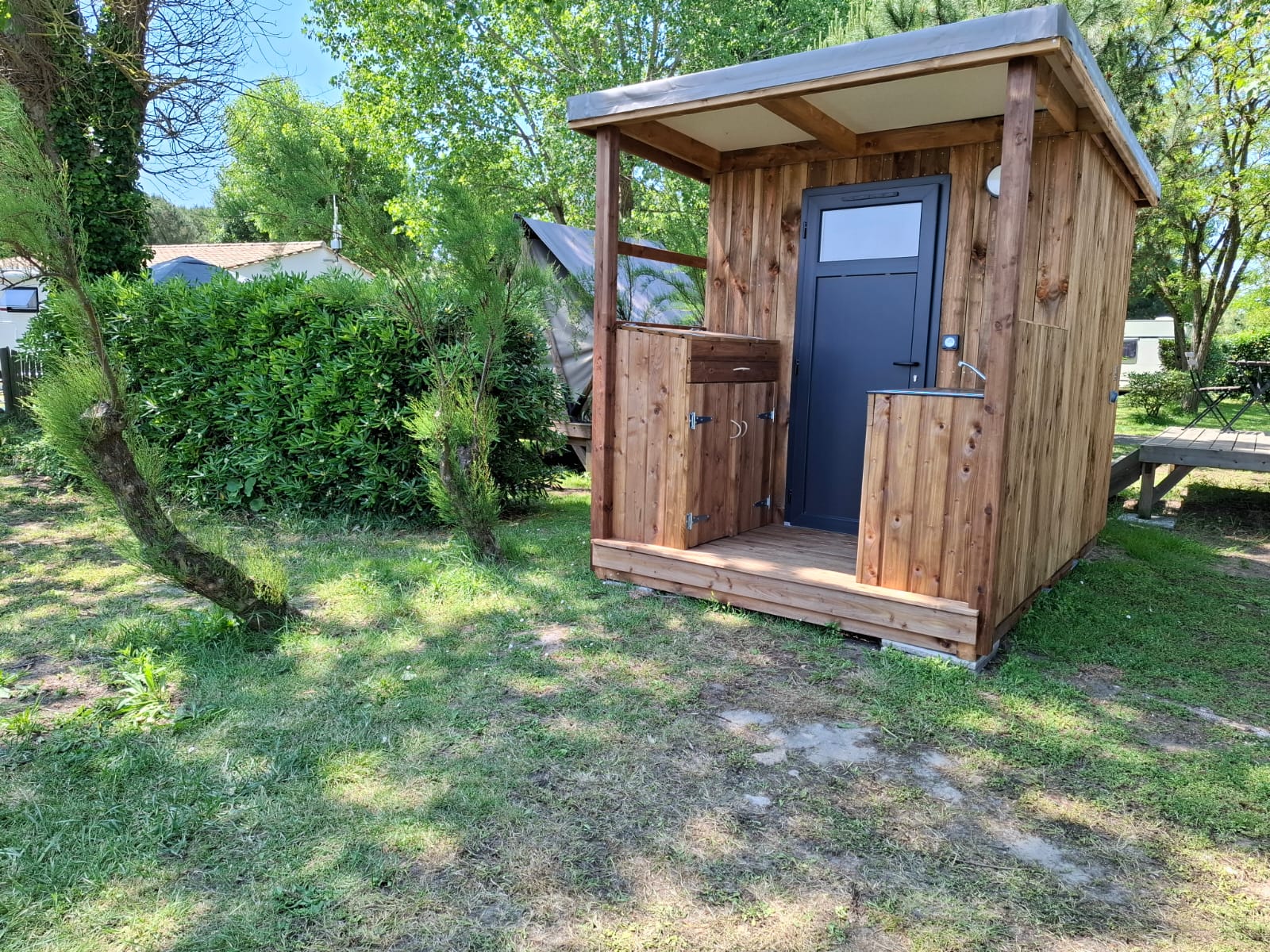 Forfait Luxe - sanitaire privatif (douche, WC, lavabo), cuisine extérieure, électricité