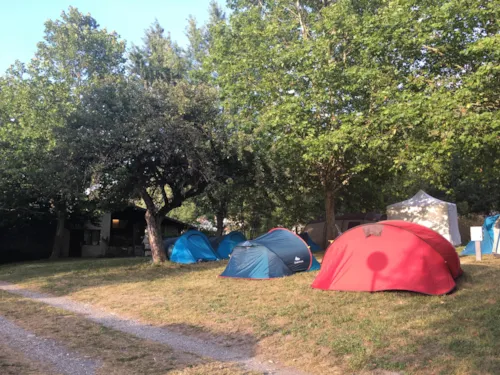Emplacement - Emplacement Nature : Sans Électricité - image n°2 - Camping Les Guilles