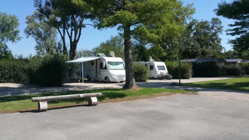 Emplacement - Emplacements - image n°1 - Camping Le Paradis des Dombes