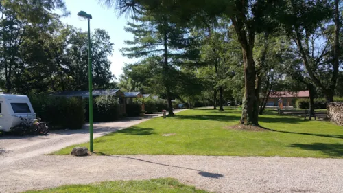 Emplacement - Emplacements - image n°3 - Camping Le Paradis des Dombes