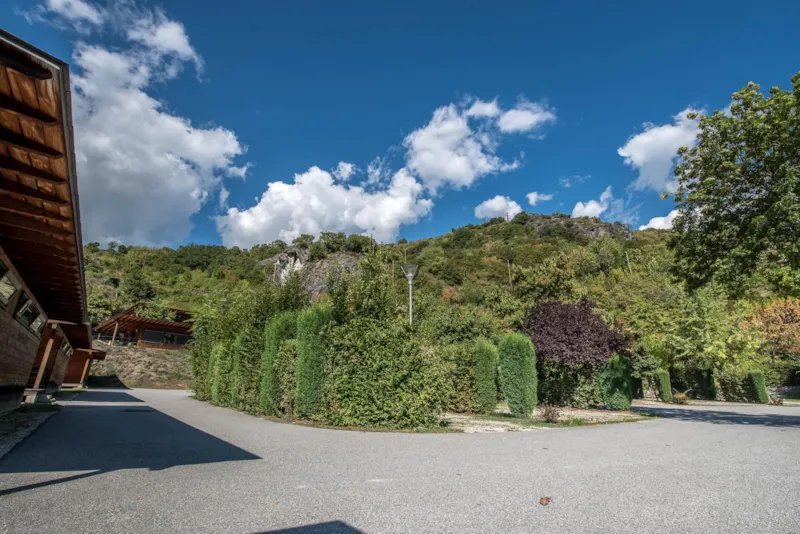 Emplacement + 1 Voiture +Caravane, Camping-Car Ou Tente