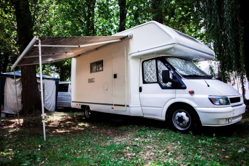Emplacement Etape Camping-Car (Électricité + Accès Vidange)
