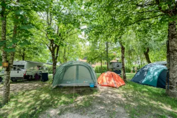 Kampeerplaats(en) - Stellplaats Comfort + 1 Auto + Tent, Caravan Of Camper + Elektriciteit - Campeggio Casavecchia