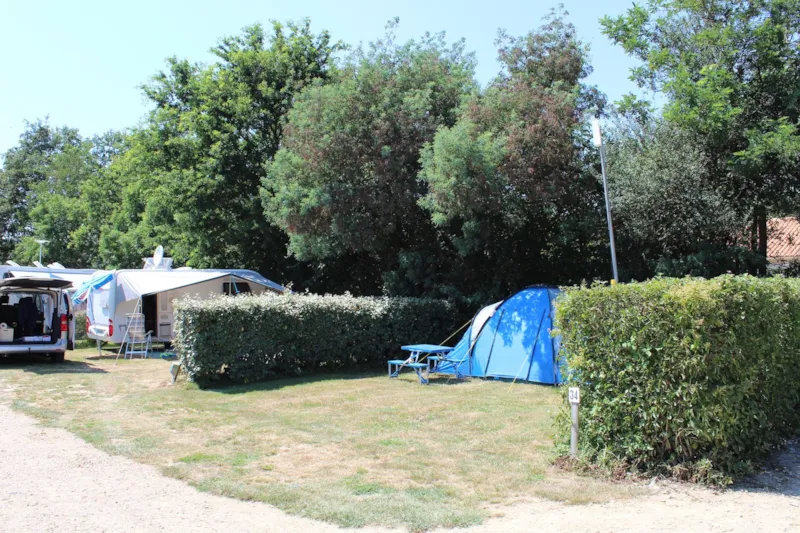 Emplacement Voiture + Tente Ou Caravane