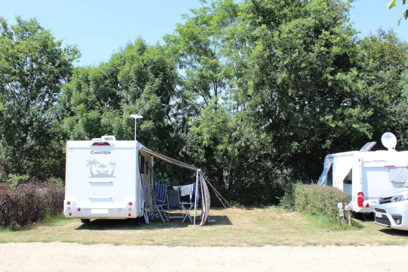 Emplacement Voiture + Tente Ou Caravane