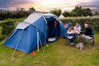 Stellplatz - Pauschale Stellplatz (Zelt Oder Wohnwagen + 1 Auto + Strom 10A) - Camping Les Pommiers