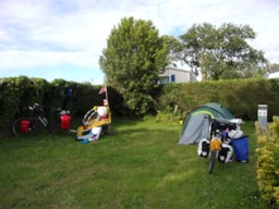 Kampeerplaats(en) - Standplaats Pakketprijs Wandelaar Per Voet Of Per Fiets Met Tent - Camping Les Pommiers