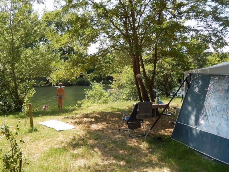Pitch  river front+ 1 car + tent , caravan or camping-car