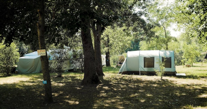Emplacement Confort: Voiture + Tente, Caravane Ou Camping-Car