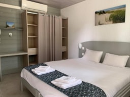 Bedroom - B&B Hotel Room - Double Bed - Hôtel Océan Vacances